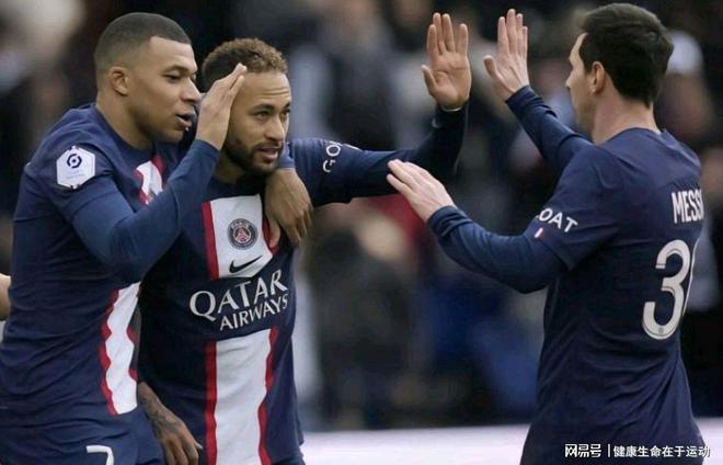 我晒干了沉默！河南后卫周缘德晒与网红田一名合影