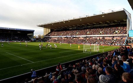 篮球勇士球星连中五记三分引全场欢呼