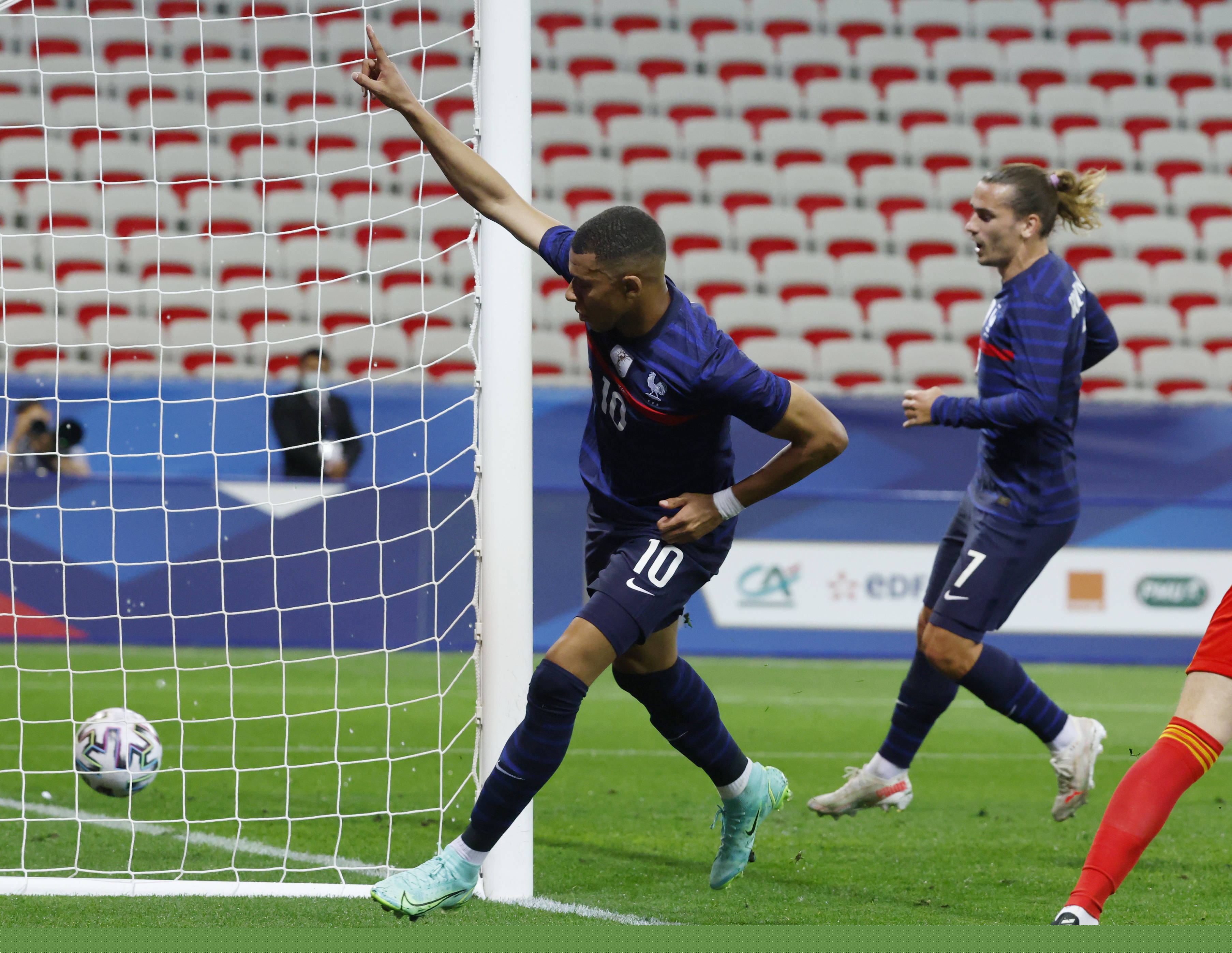 梅西美职联夺冠，C罗黯然神伤