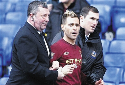 西甲战报：斯威德伯格梅开二度，九人皇马0-2塞尔塔