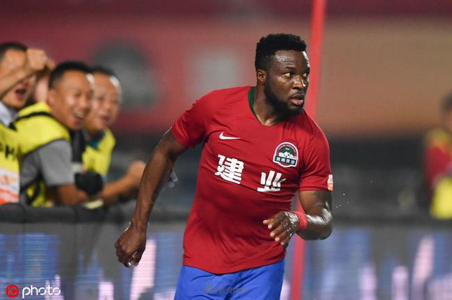 国脚关键传球完成制胜球